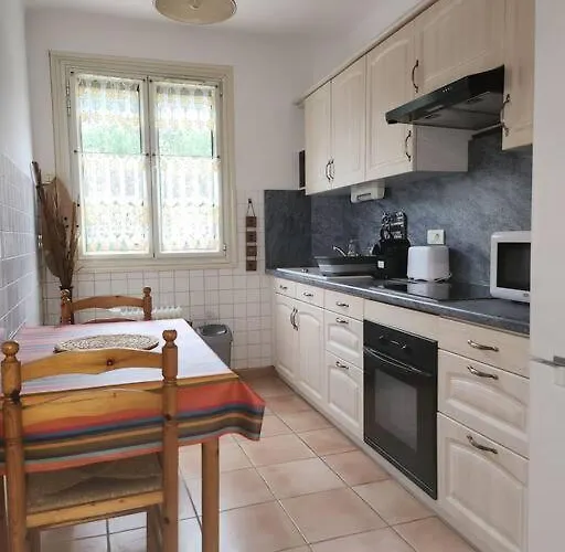 Residence Centrale Appartement 3 Pieces Garage Et Jardin